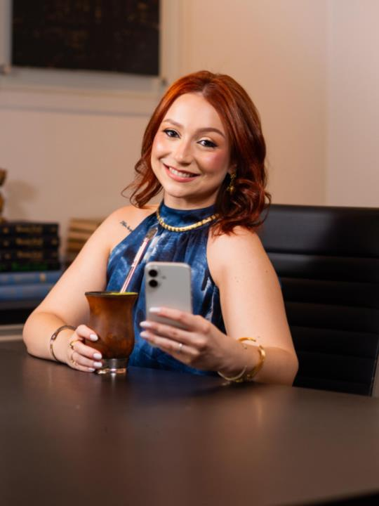 Camille Hilgemann Almança em seu escritório